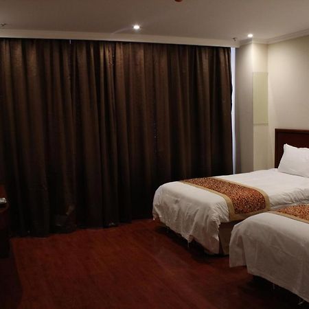Greentree Wulumuqi Airport Hotel Урумки Екстериор снимка