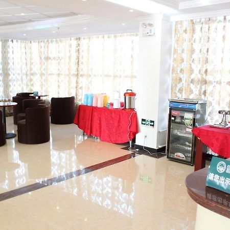 Greentree Wulumuqi Airport Hotel Урумки Екстериор снимка
