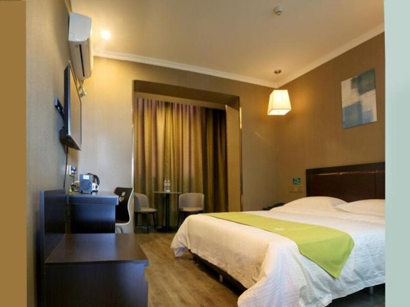 Greentree Wulumuqi Airport Hotel Урумки Екстериор снимка