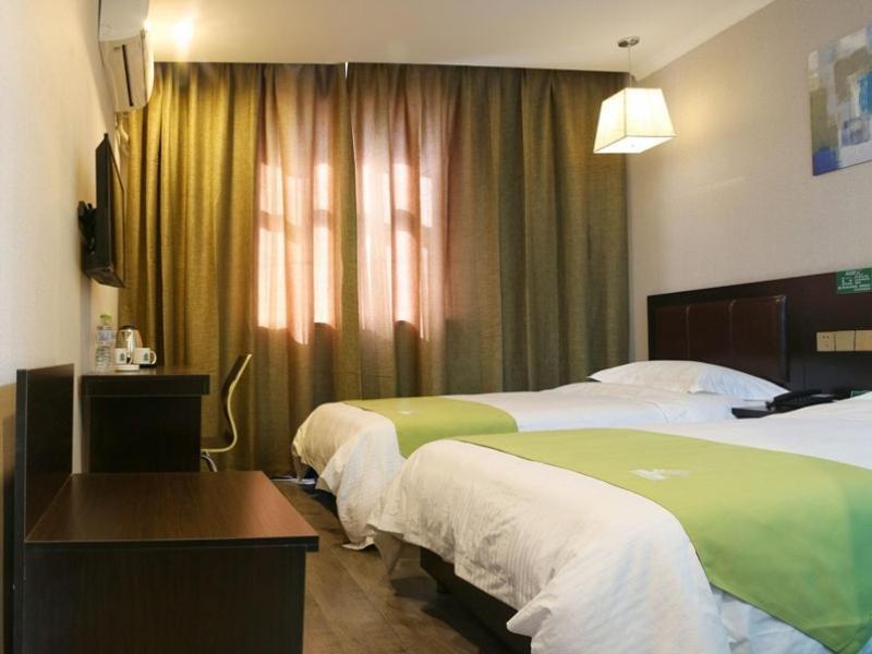 Greentree Wulumuqi Airport Hotel Урумки Екстериор снимка