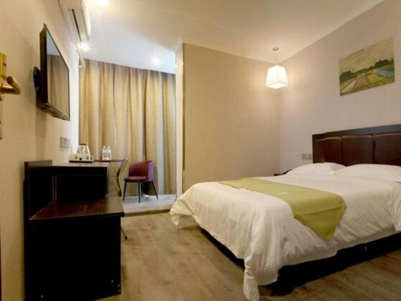 Greentree Wulumuqi Airport Hotel Урумки Екстериор снимка
