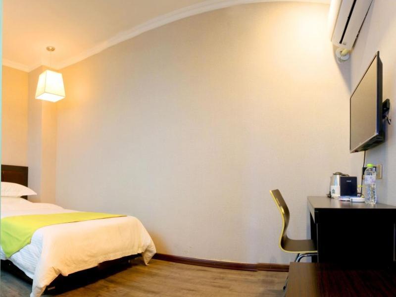 Greentree Wulumuqi Airport Hotel Урумки Екстериор снимка