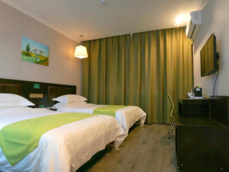 Greentree Wulumuqi Airport Hotel Урумки Екстериор снимка