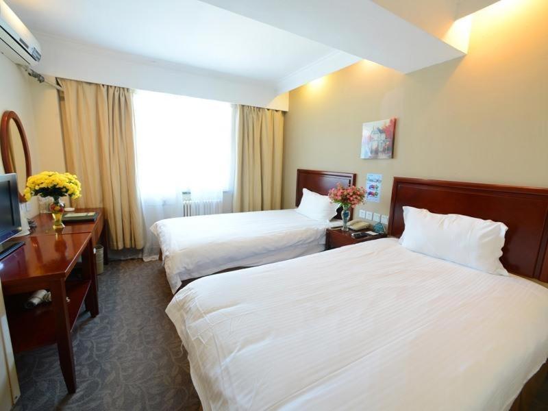 Greentree Wulumuqi Airport Hotel Урумки Екстериор снимка