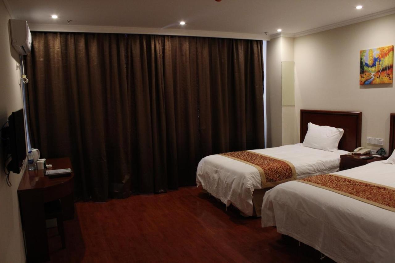 Greentree Wulumuqi Airport Hotel Урумки Екстериор снимка