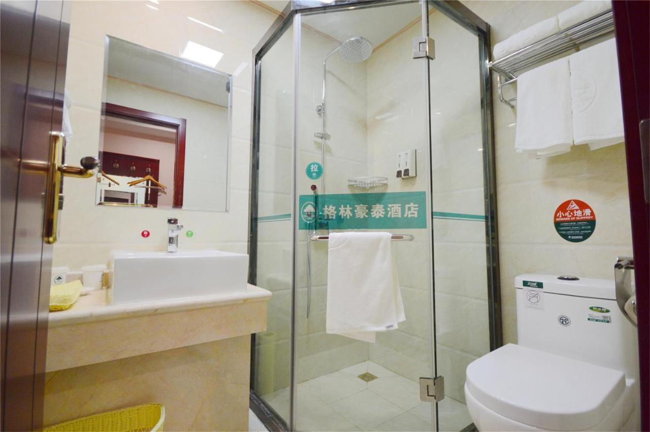 Greentree Wulumuqi Airport Hotel Урумки Екстериор снимка