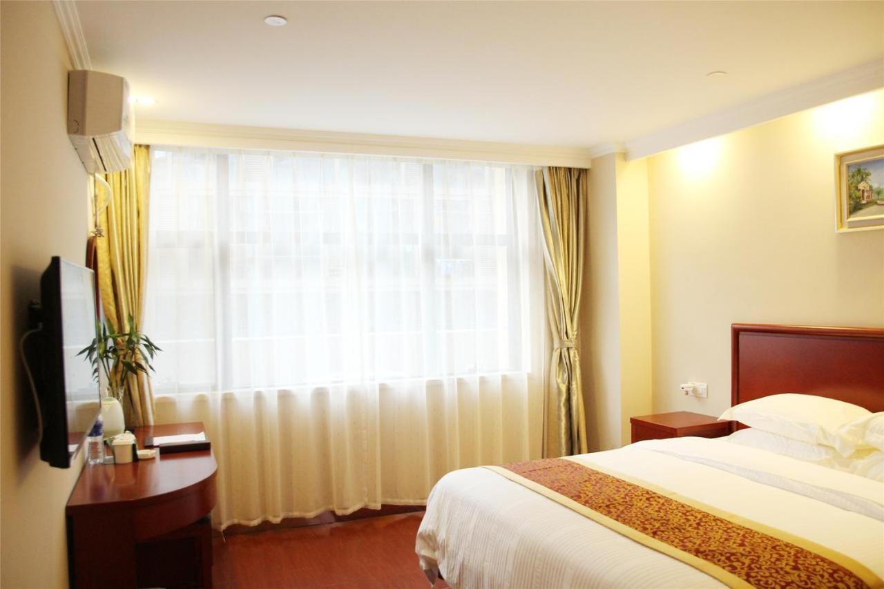 Greentree Wulumuqi Airport Hotel Урумки Екстериор снимка
