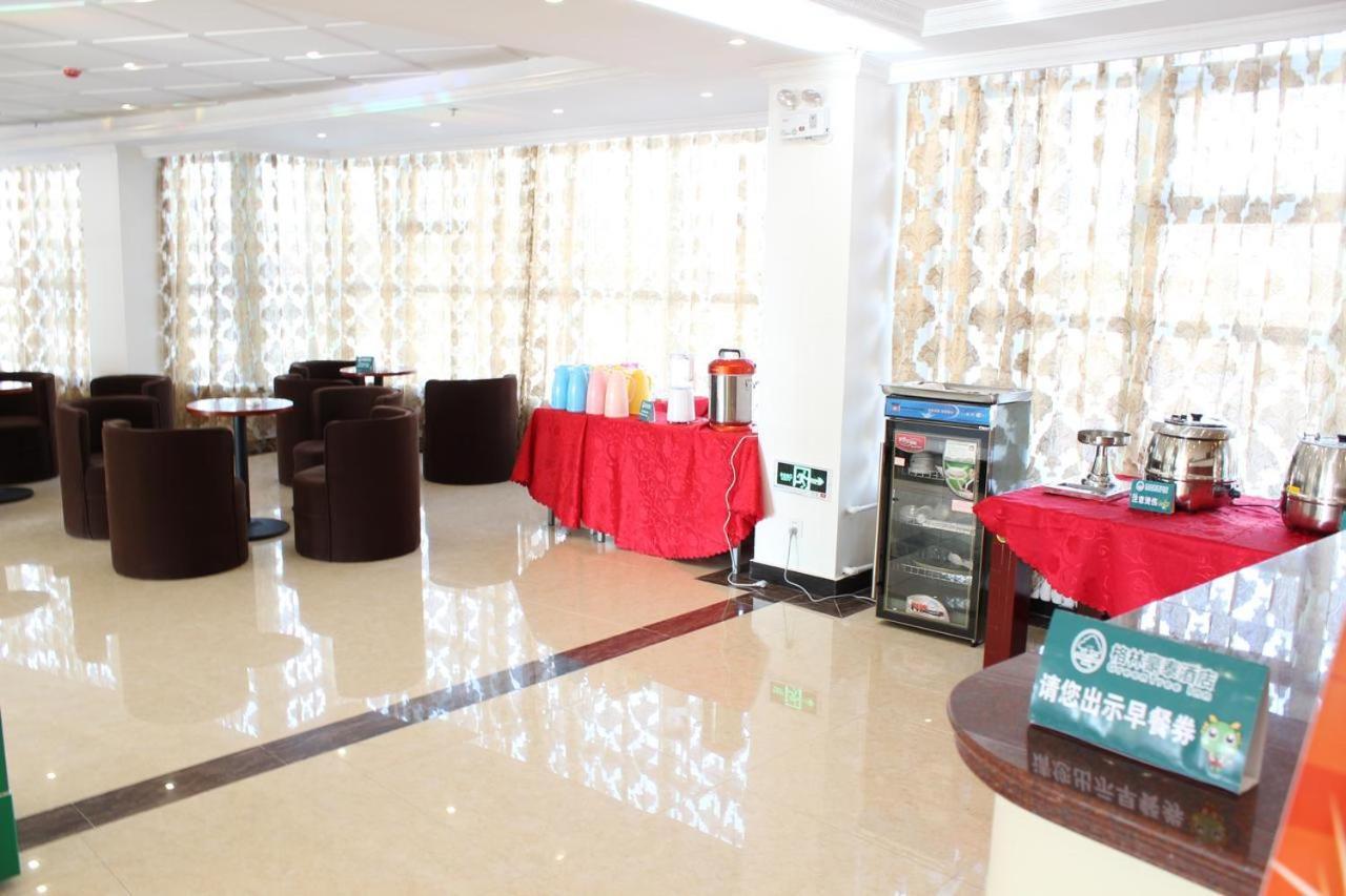 Greentree Wulumuqi Airport Hotel Урумки Екстериор снимка